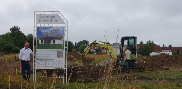 Kerl, lass das Schild los! Eine Flasche durch 6, da brauchst du das Schild nicht festhalten.