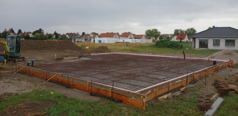 Jetzt geht´s schnell. Die Bodenplatte ist vorbereitet.