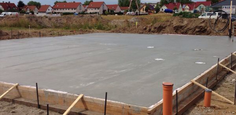 Die Bodenplatte liegt !