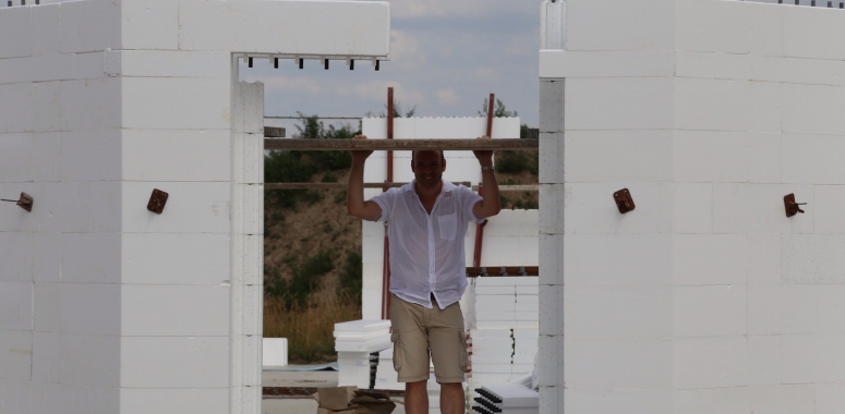 Der Mann hat Kraft hält das ganze Haus :)