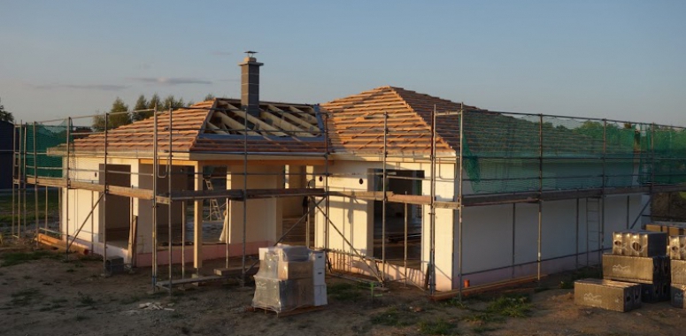 der Kaminzug steht zwar nackt aber er schaut glücklich ins Land