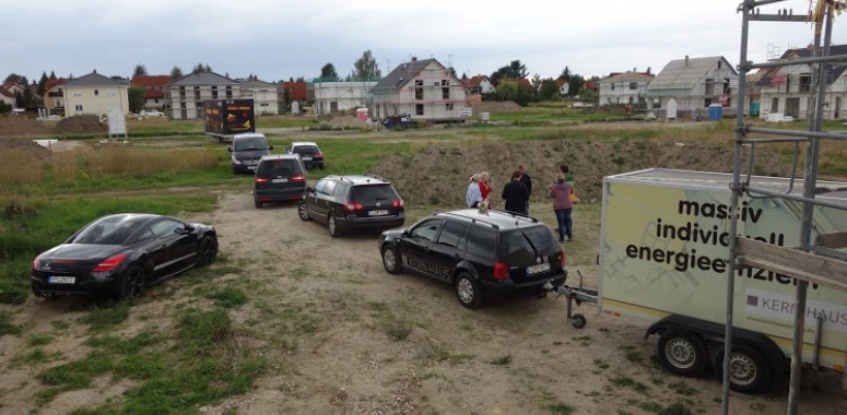 so viele Autos auf unserem Rasen