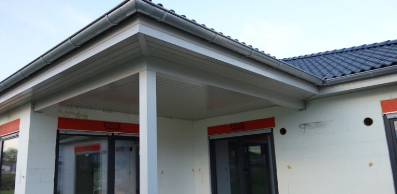 und wir haben in präziser Handarbeit den Dachüberstand gestrichen