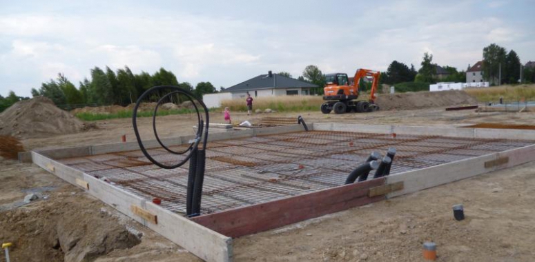 wir warten auf den Beton für die Bodenplatte