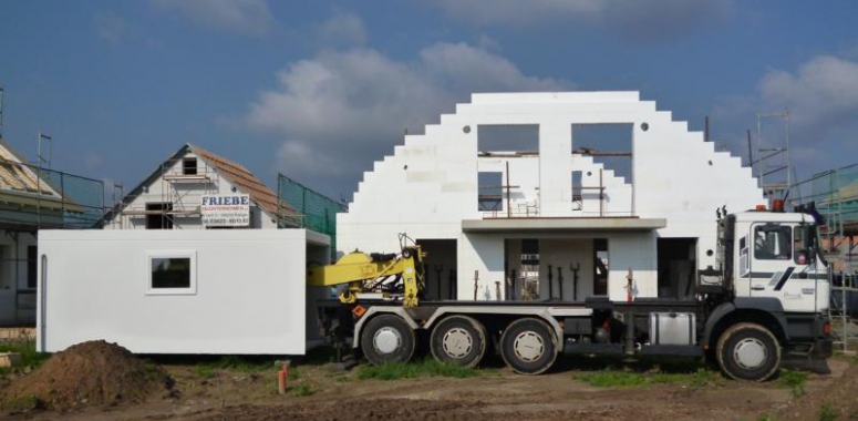 Das Haus für unser Auto kommt mit dem LKW